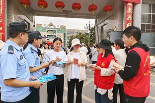 泰晤士报：欧会杯赛前华沙球迷与英国警方发生冲突，三名警察受伤